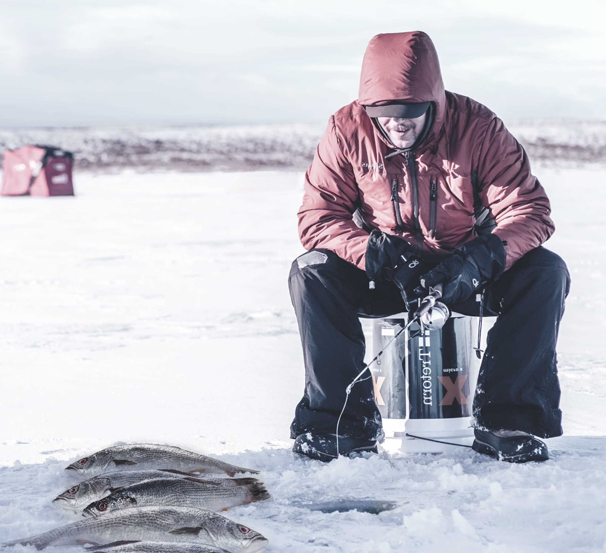 Fischer fischt im Eis